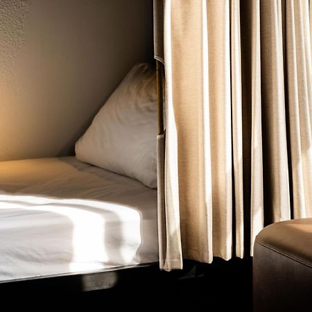 Yha ロトルアホステル エクステリア 写真 A bed