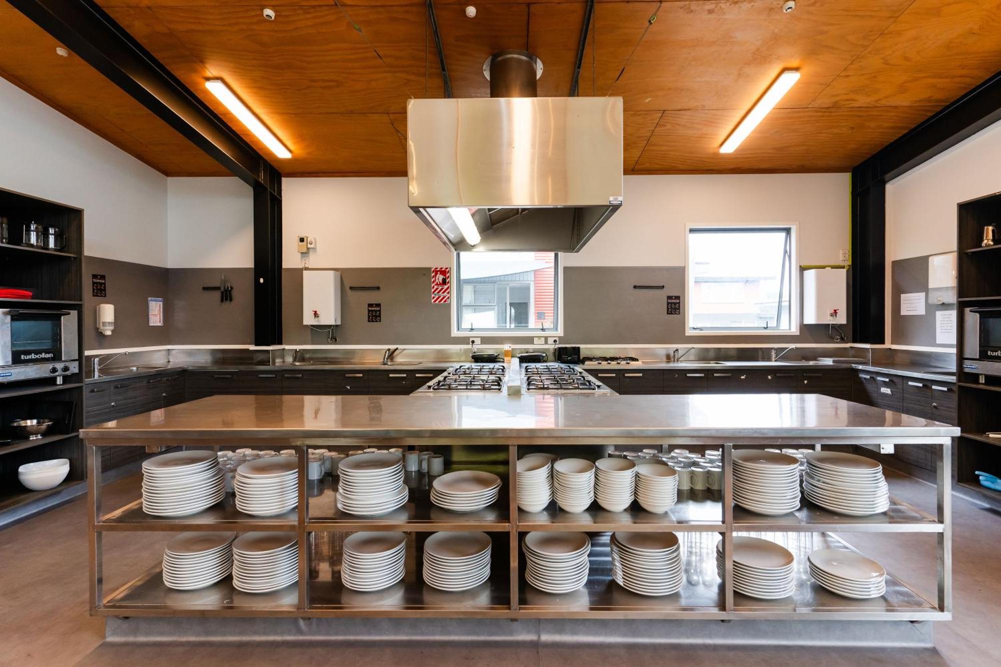 Yha ロトルアホステル エクステリア 写真 The kitchen at the new school