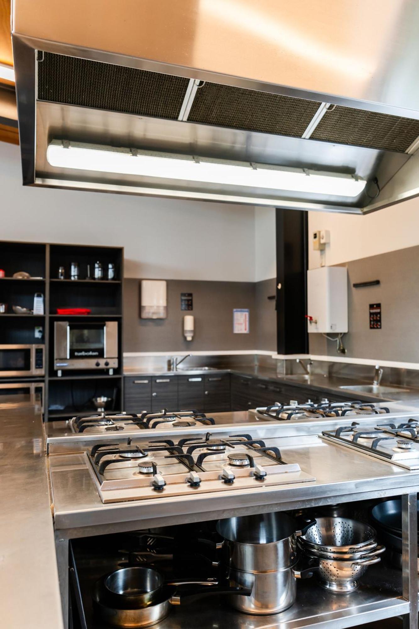 Yha ロトルアホステル エクステリア 写真 A kitchen at the school