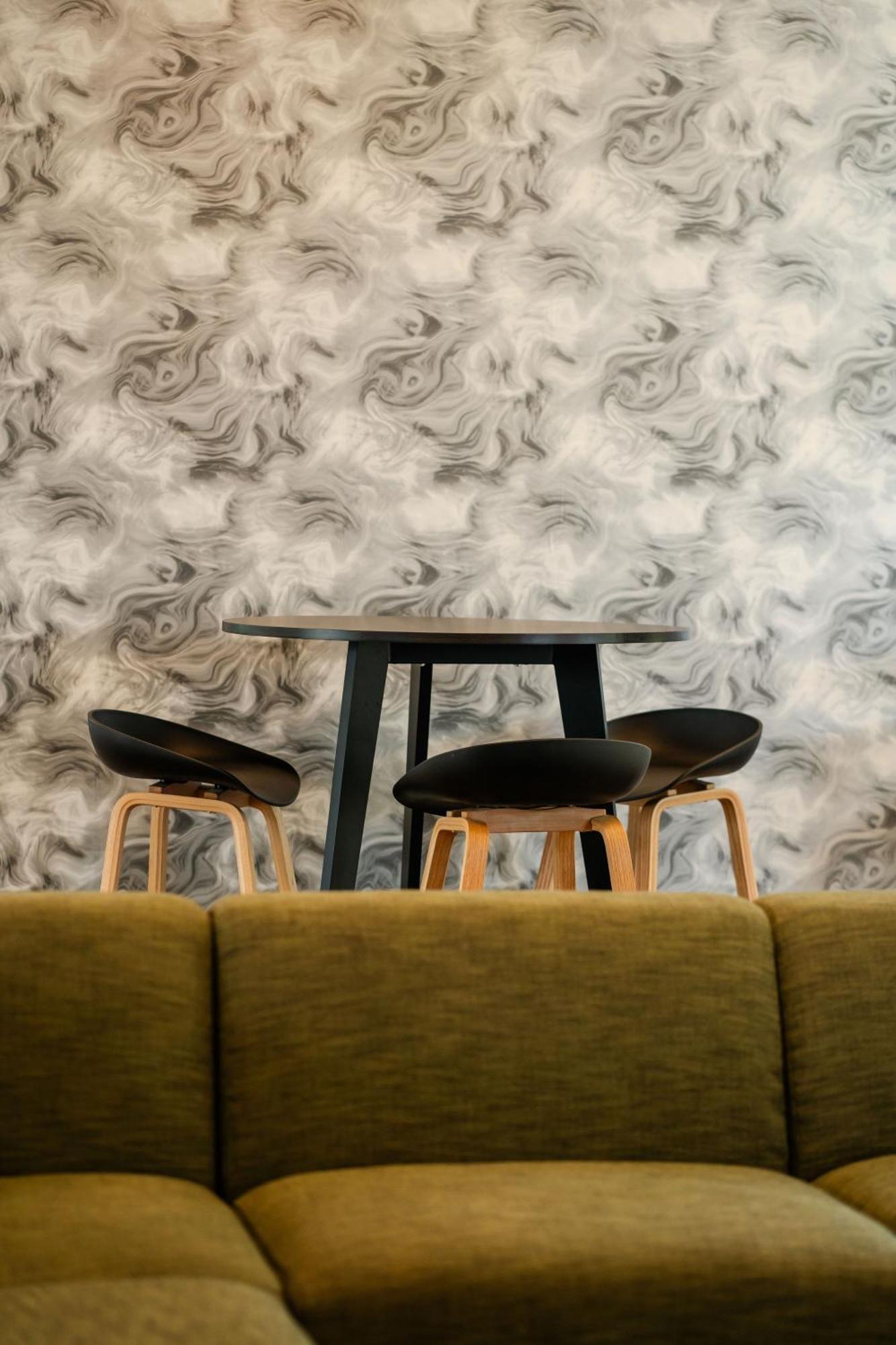 Yha ロトルアホステル エクステリア 写真 Interior of the library