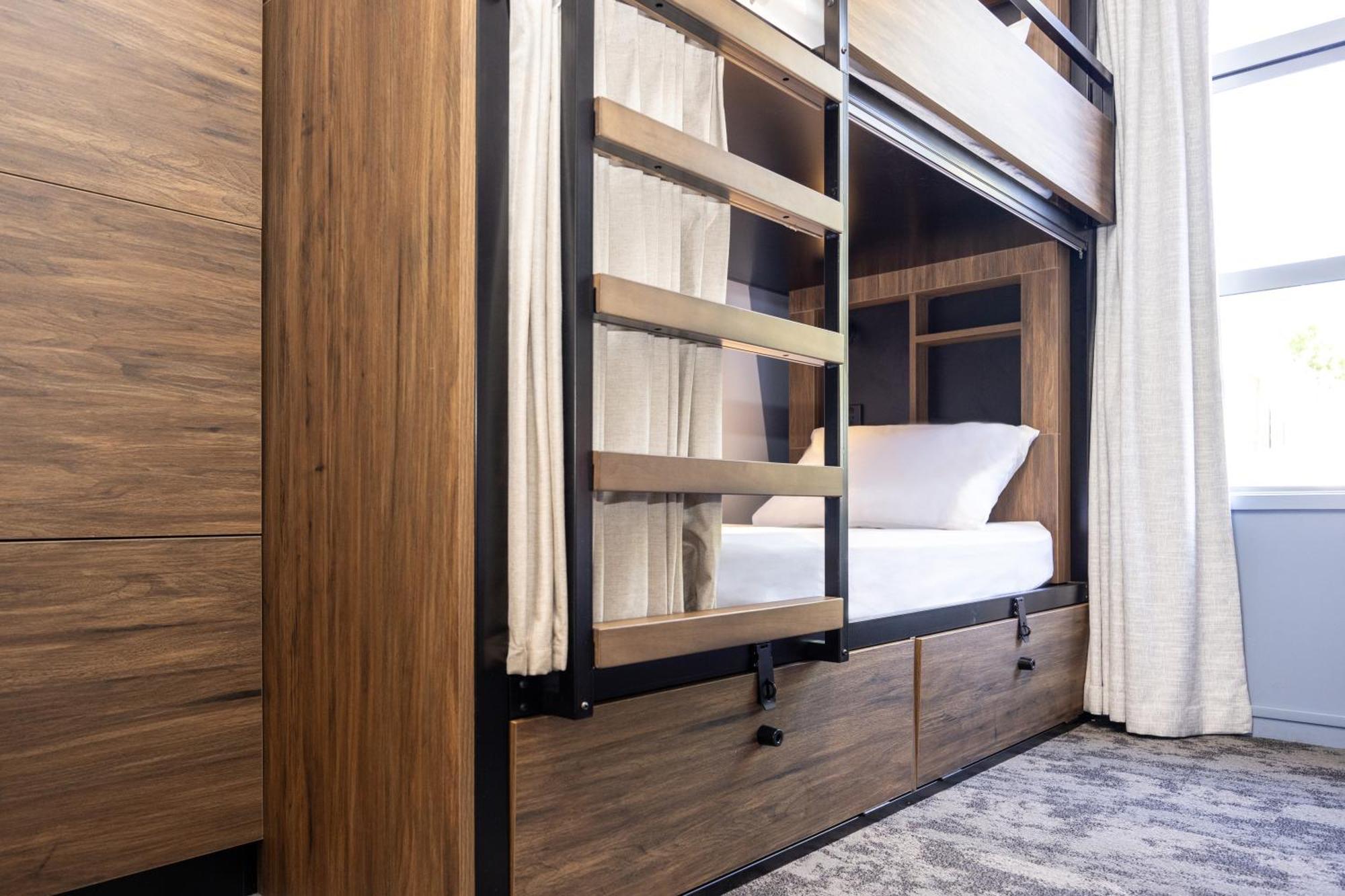 Yha ロトルアホステル エクステリア 写真 A bunk bed with a ladder