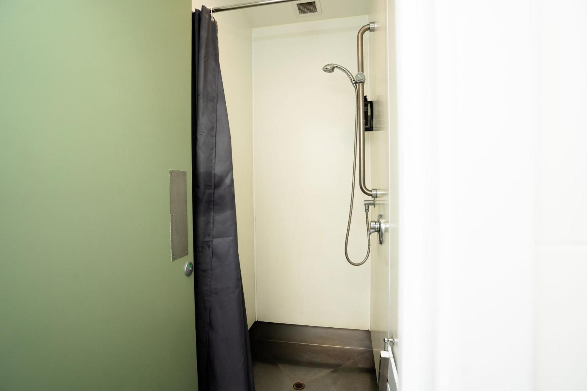 Yha ロトルアホステル 部屋 写真 A shower cubicle