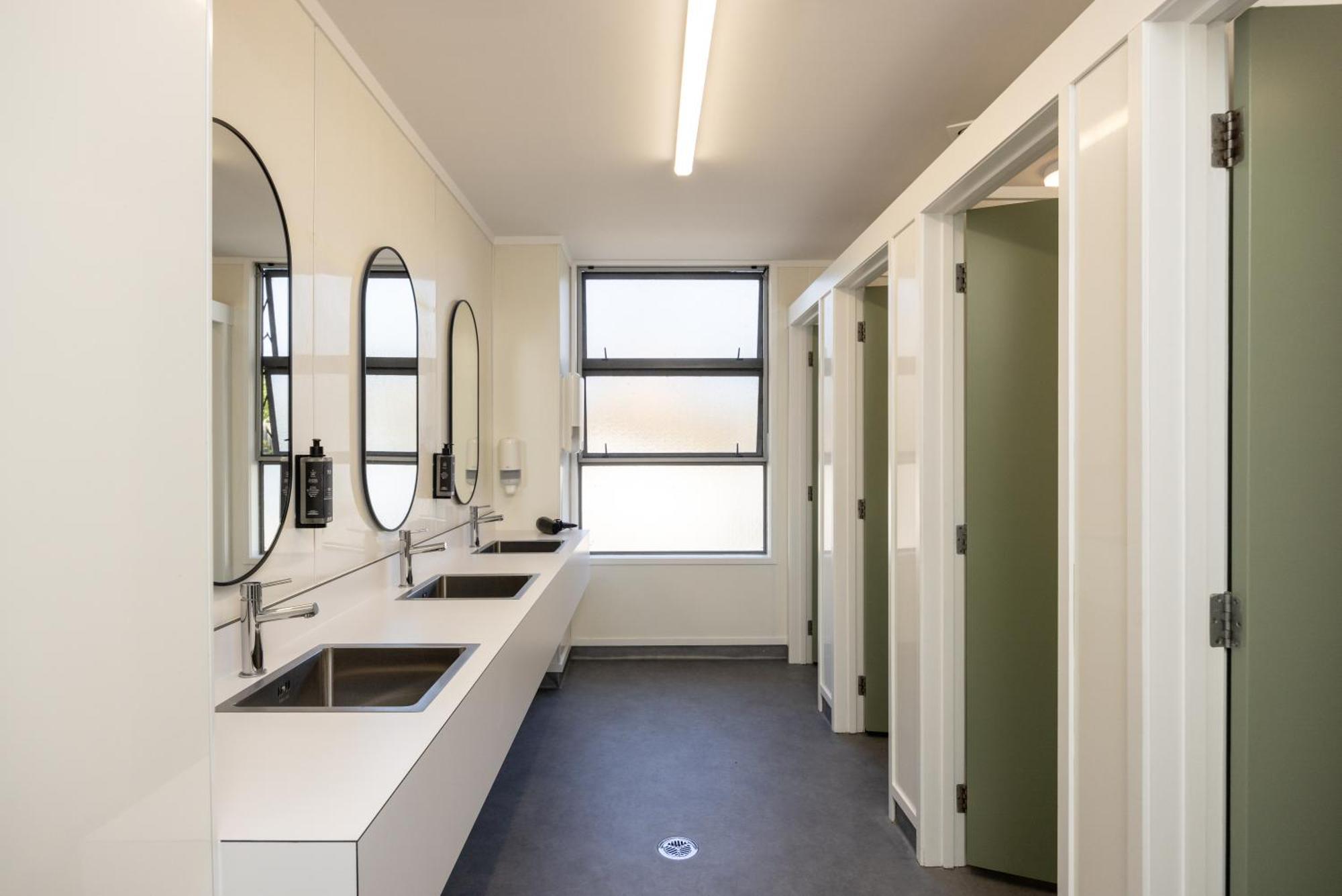 Yha ロトルアホステル エクステリア 写真 The bathrooms at the new student village