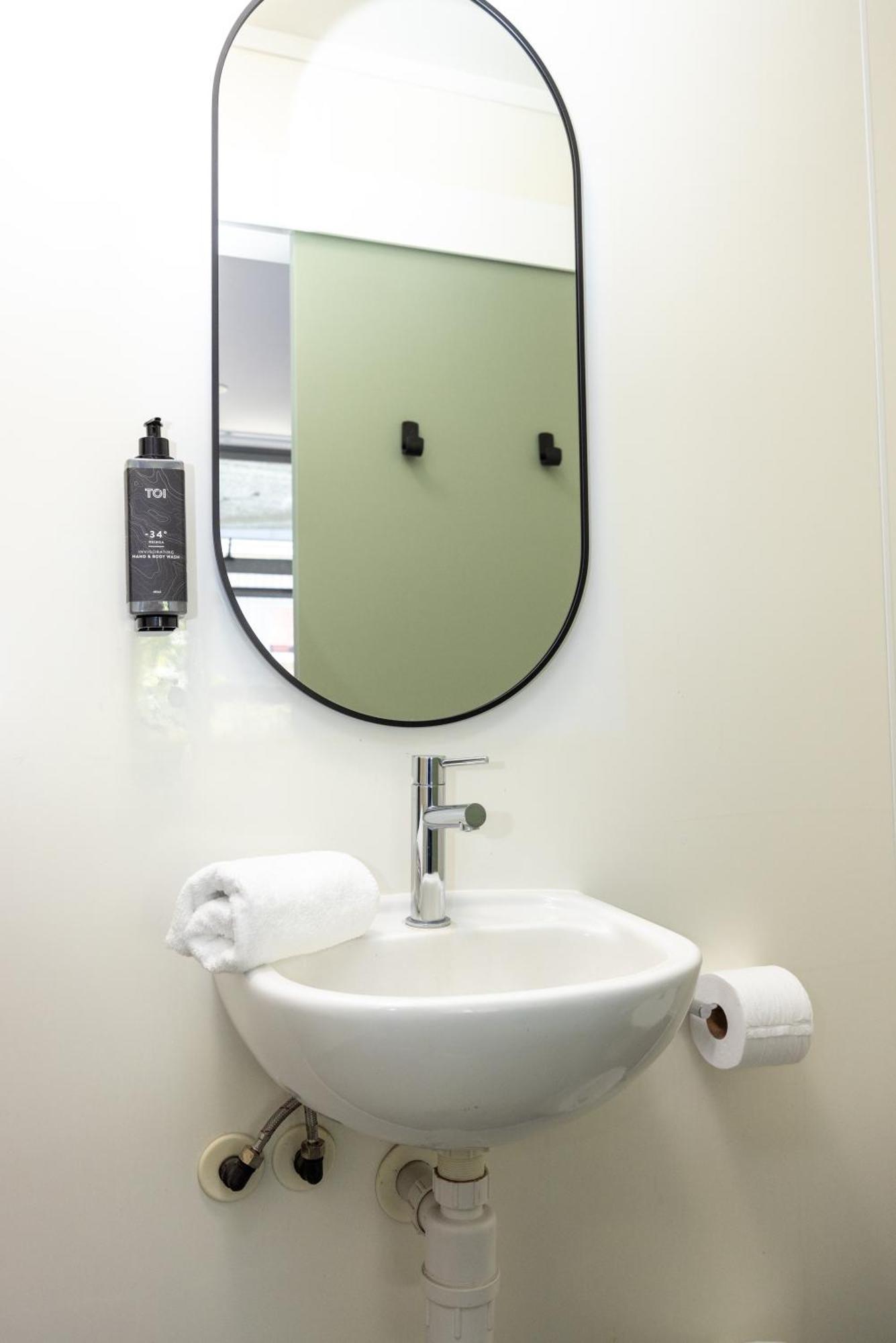 Yha ロトルアホステル エクステリア 写真 A bathroom in a hotel