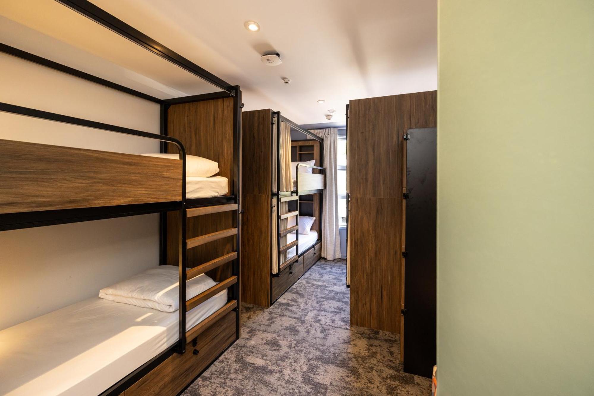 Yha ロトルアホステル エクステリア 写真 A typical room at a capsule hotel