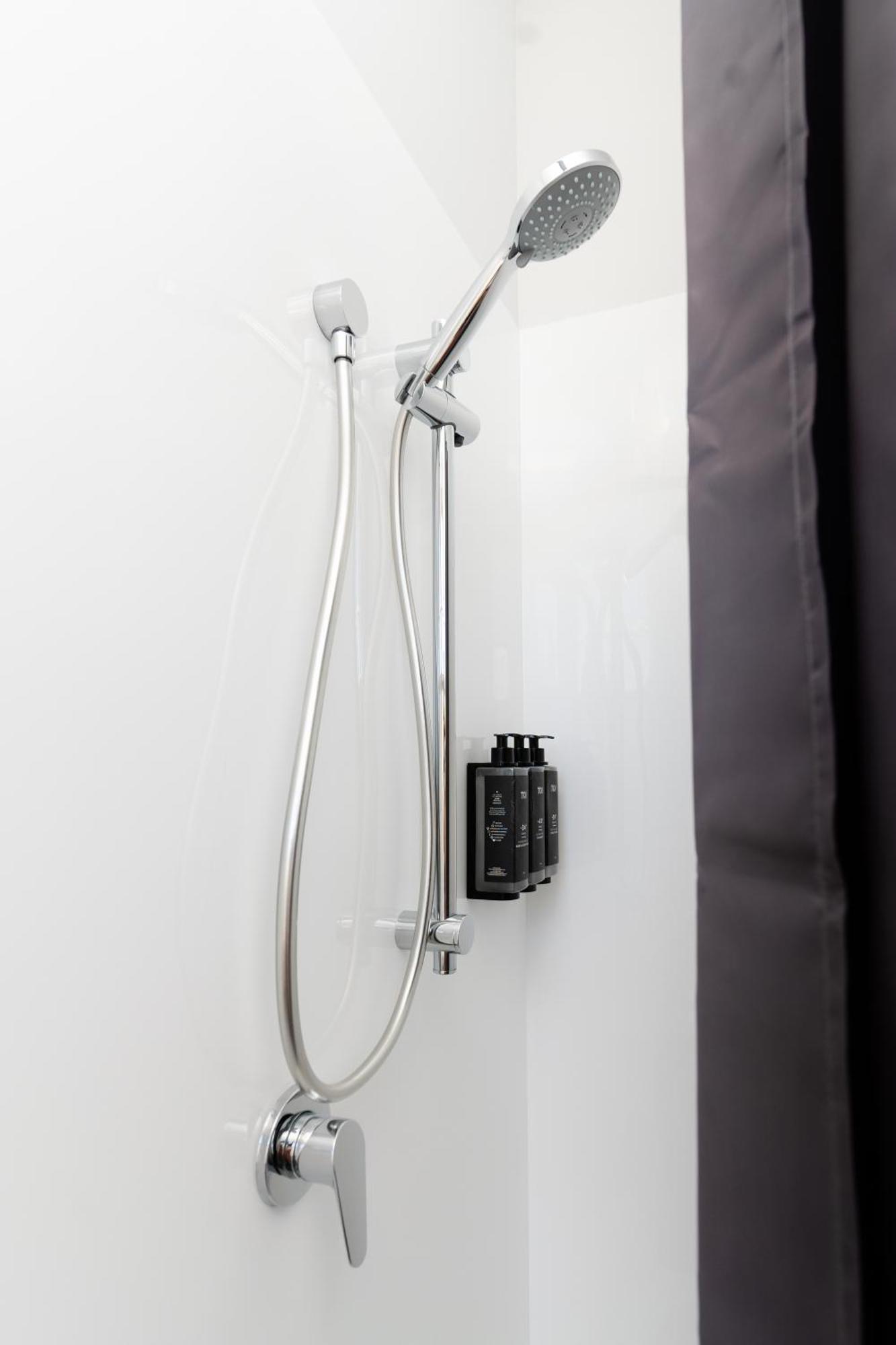 Yha ロトルアホステル 部屋 写真 Shower rail