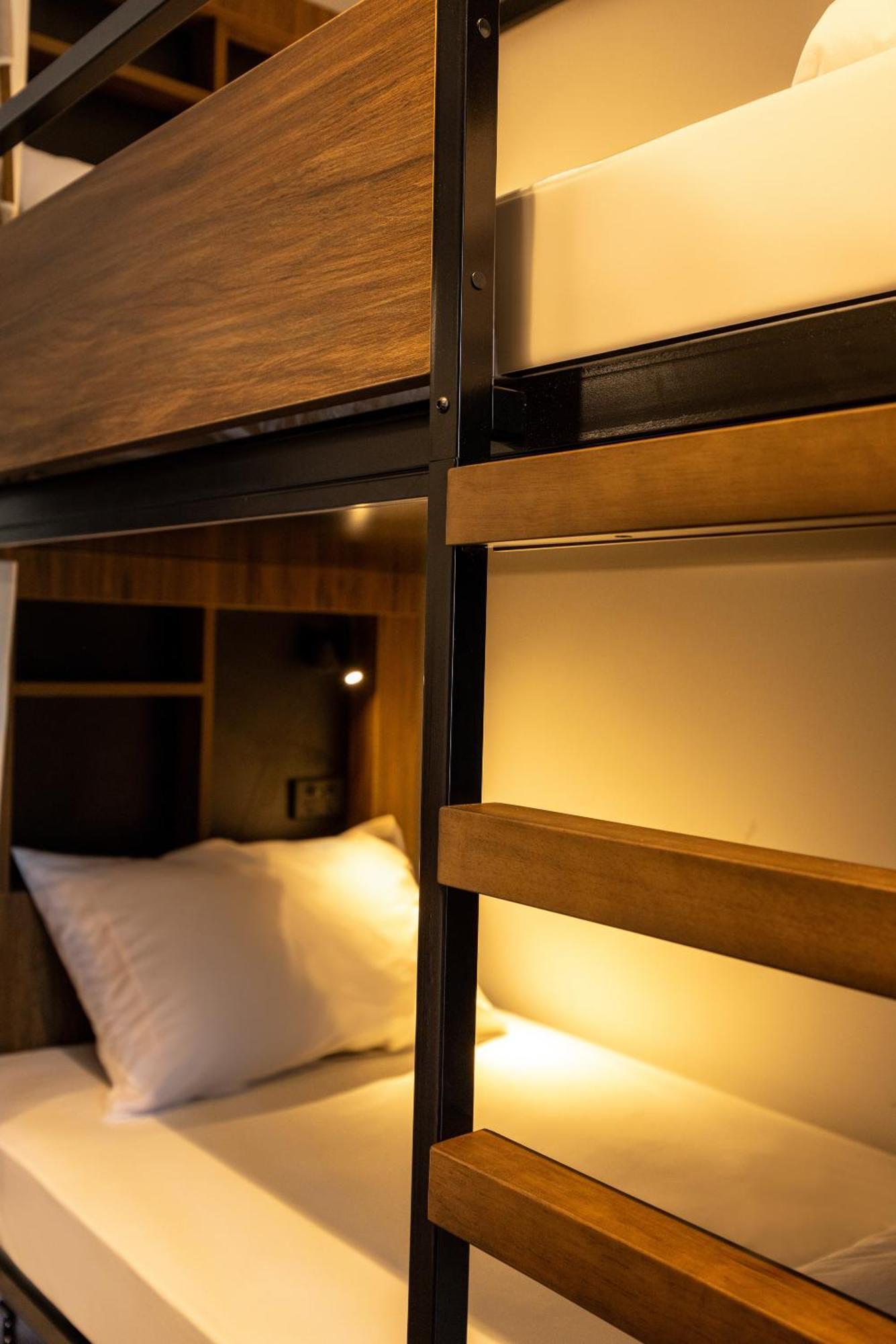 Yha ロトルアホステル エクステリア 写真 A capsule hotel in Tokyo