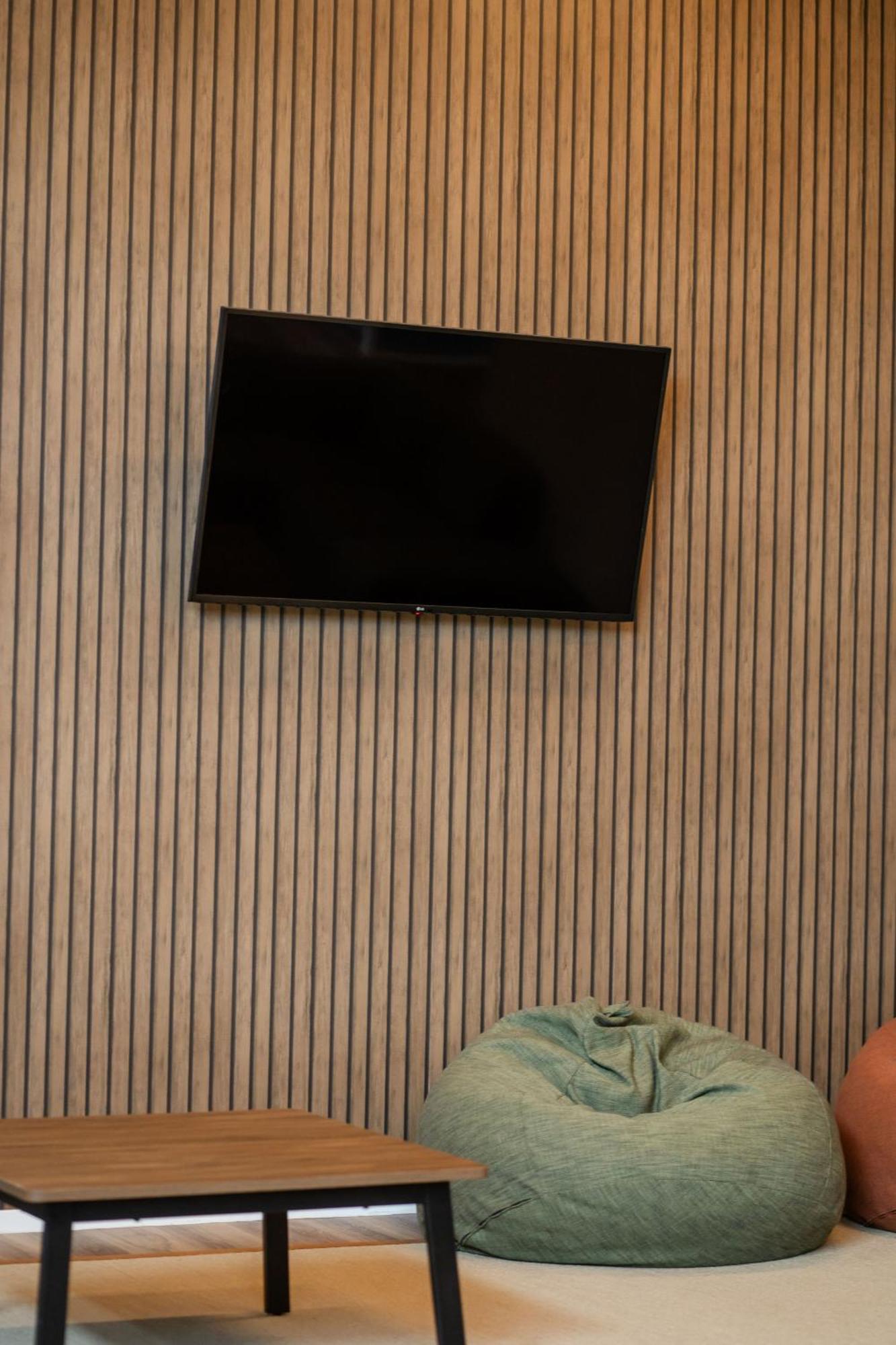 Yha ロトルアホステル エクステリア 写真 A wall mounted television